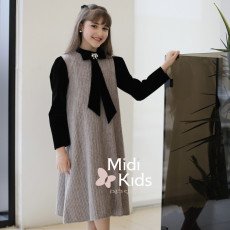 فستان شتوي تريكو فاخر | ياقة وأكمام مخمل أسود وإكسسوار لامع - M3799