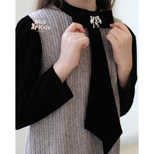 فستان شتوي تريكو فاخر | ياقة وأكمام مخمل أسود وإكسسوار لامع - M3799