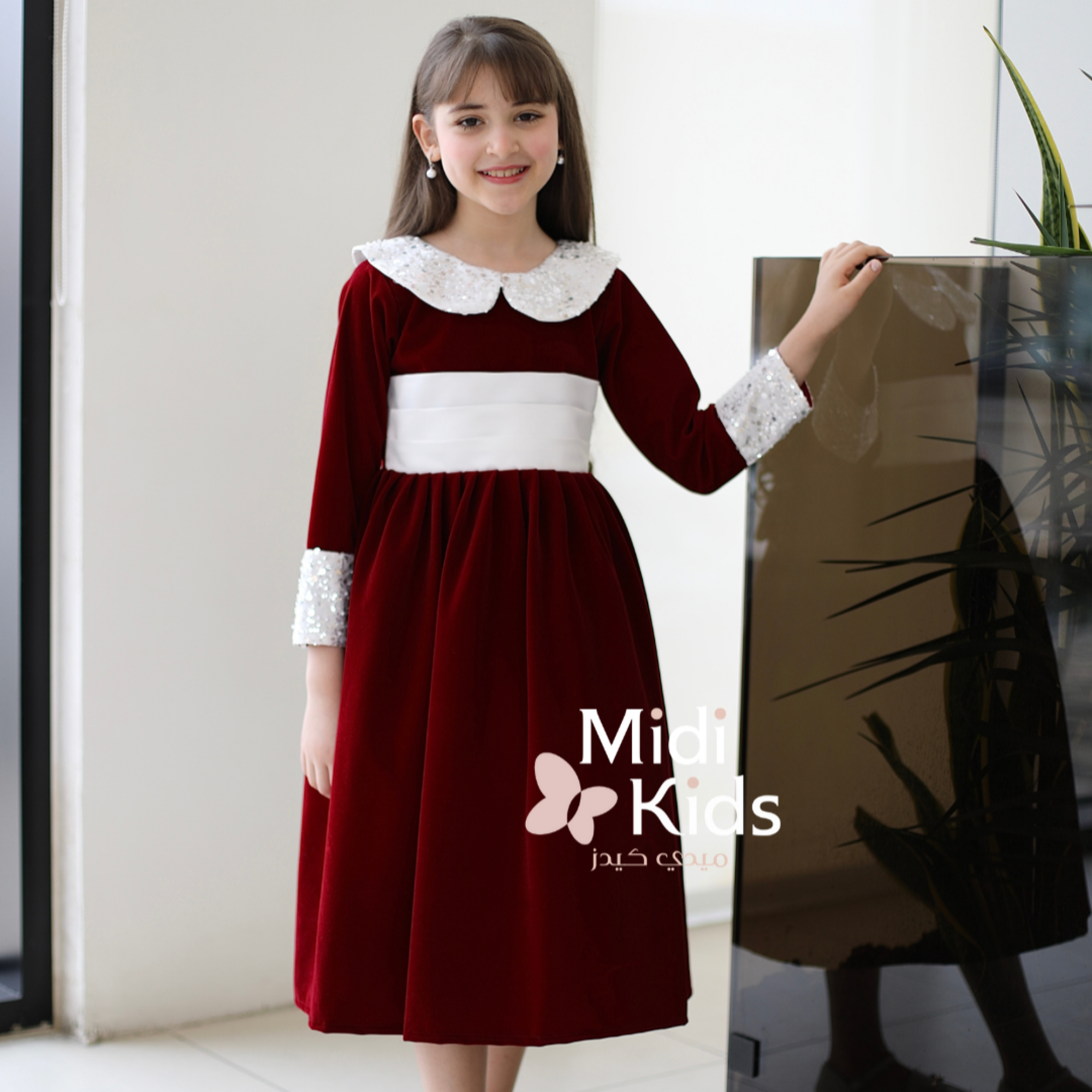 فستان مخمل عنابي فاخر | صدر أبيض وأكمام براقة لإطلالة استثنائية - M3786