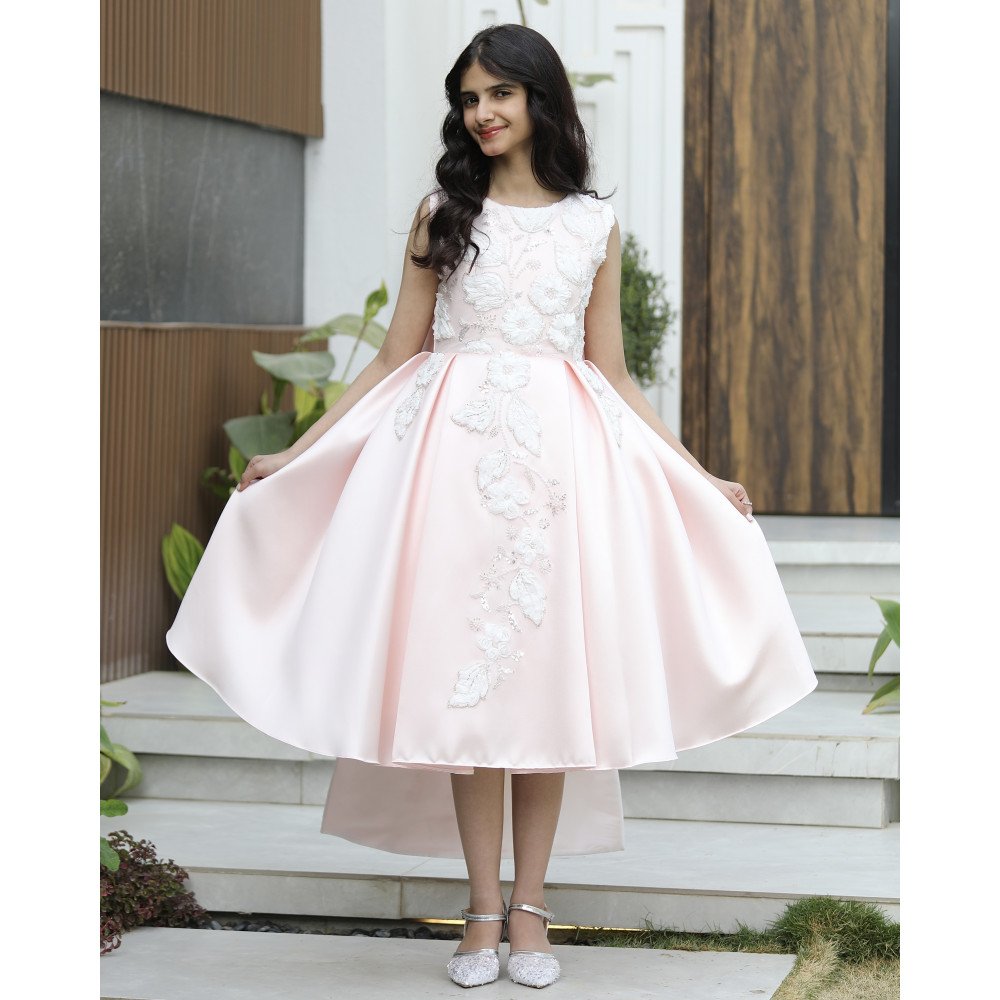 فستان بناتي خربزي بتطريز فاخر مكيادو | فستان بفيونكة خلفية كبيرة - M3761