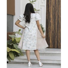 فستان بناتي بزهور سماوية وبيج | تصميم واسع بدون خصر - M3744