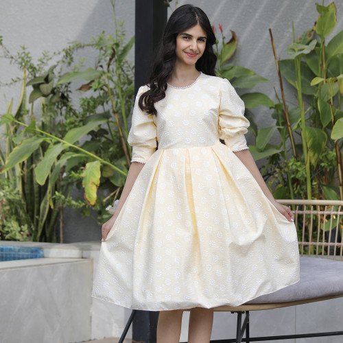 فستان بناتي أصفر مورد | تصميم ياقة وأكمام مرصعة بالفصوص - 1137 فستان بناتي أصفر مورد | تصميم ياقة وأكمام مرصعة بالفصوص - 1137