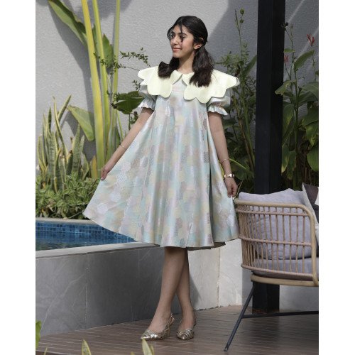 فستان بناتي سداسي ملون | تصميم مفتوح الخصر ودلعة صفراء - 1182 فستان بناتي سداسي ملون | تصميم مفتوح الخصر ودلعة صفراء - 1182