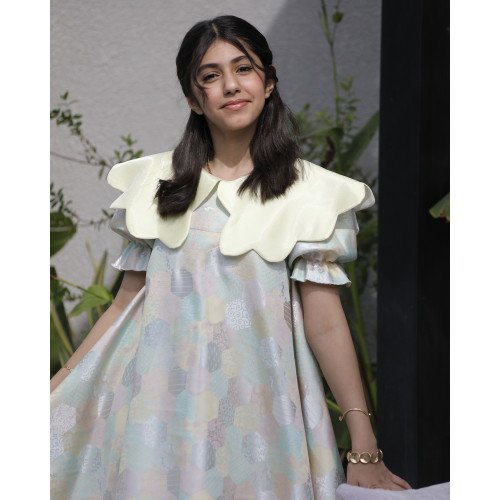 فستان بناتي سداسي ملون | تصميم مفتوح الخصر ودلعة صفراء - 1182