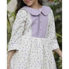 فستان بناتي زهور بنفسجي بقطعة صدر طبقات مطرزة وأزرار | نسمات الخزامى - 1141