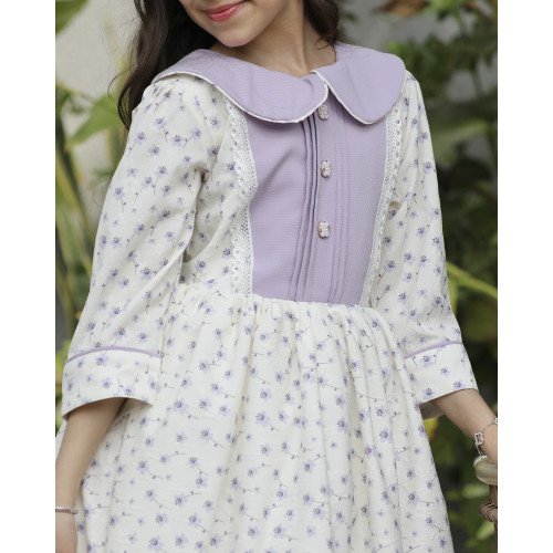 فستان بناتي زهور بنفسجي بقطعة صدر طبقات مطرزة وأزرار | نسمات الخزامى - 1141