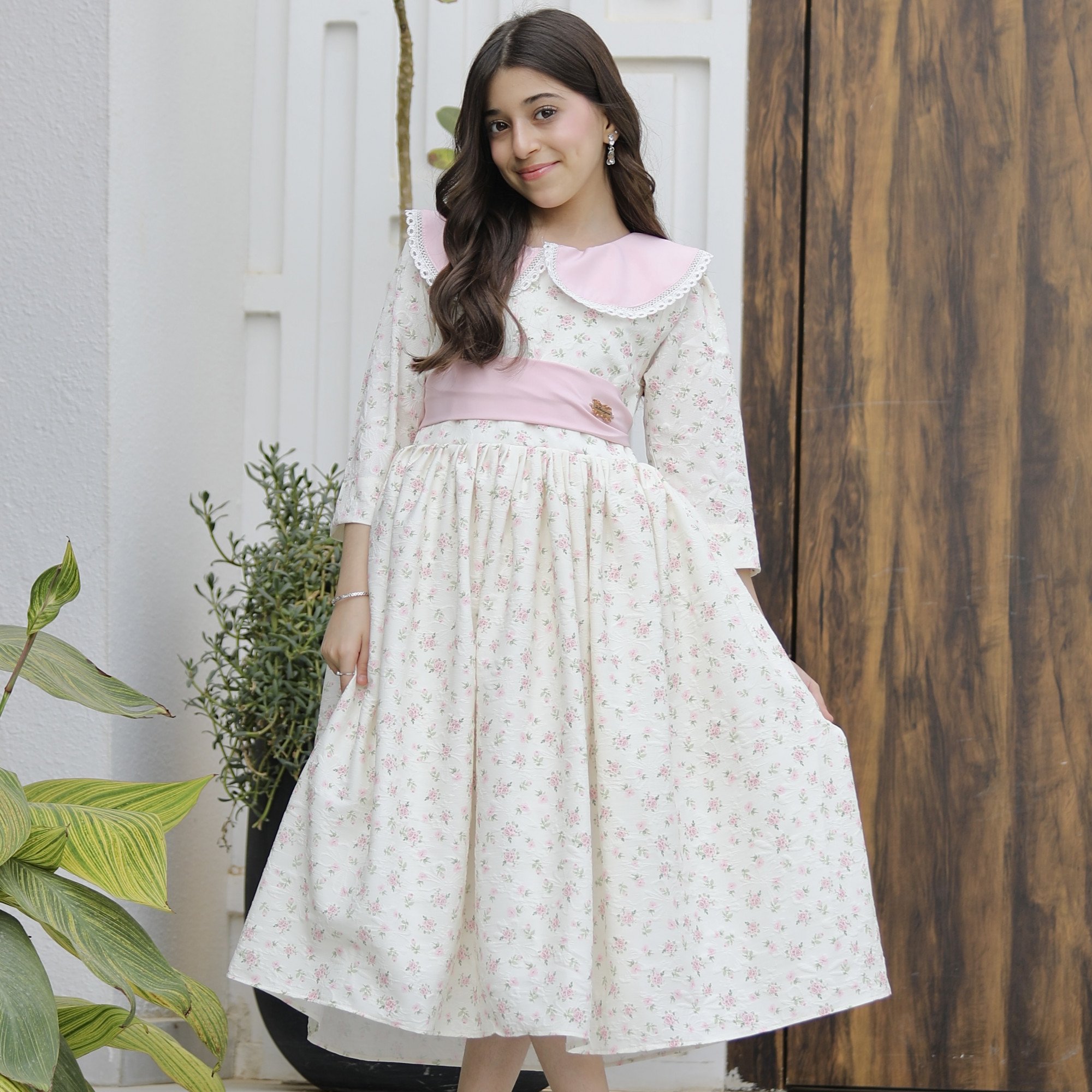 فستان بناتي زهور وردي بياقة دلعة وحزام أنيق | سحر الأنوثة في إطلالة أميرتك - 1153