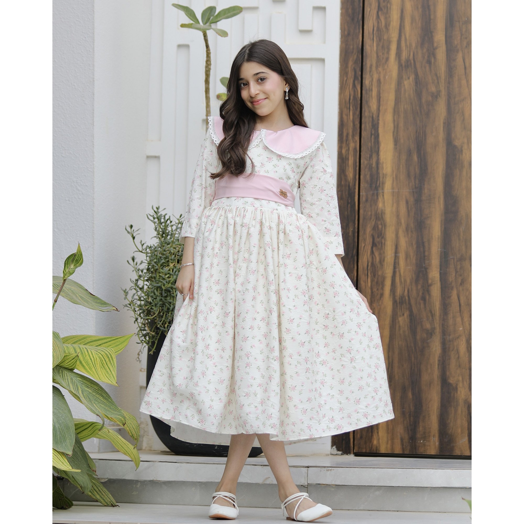 فستان بناتي زهور وردي بياقة دلعة وحزام أنيق | سحر الأنوثة في إطلالة أميرتك - 1153