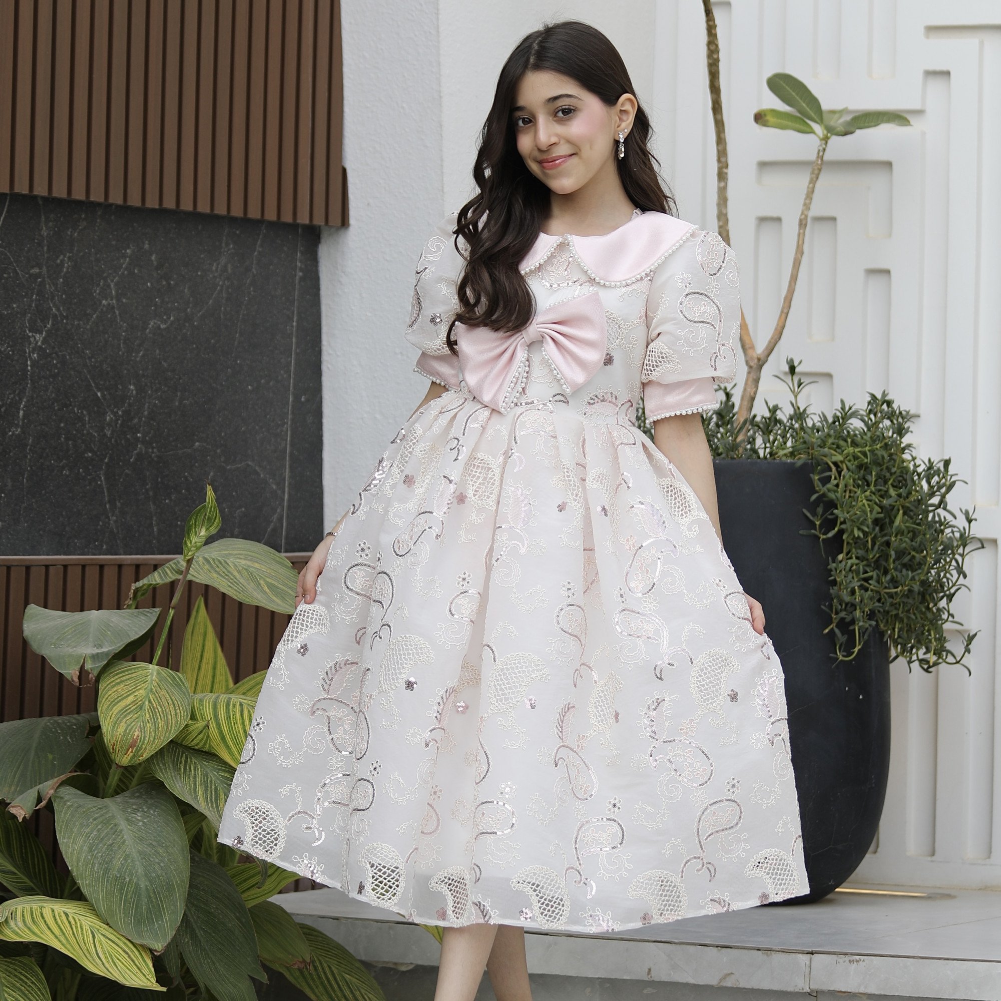 فستان بناتي وردي بفيونكة لؤلؤ وأكمام مرصعة | حين تلتقي الرقة بالفخامة - 1183