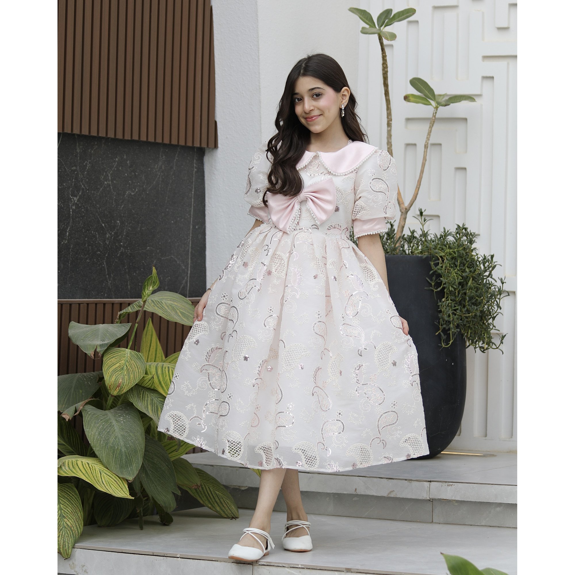 فستان بناتي وردي بفيونكة لؤلؤ وأكمام مرصعة | حين تلتقي الرقة بالفخامة - 1183