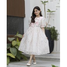 فستان بناتي وردي بفيونكة لؤلؤ وأكمام مرصعة | حين تلتقي الرقة بالفخامة - 1183 فستان بناتي وردي بفيونكة لؤلؤ وأكمام مرصعة | حين تلتقي الرقة بالفخامة - 1183