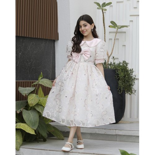 فستان بناتي وردي بفيونكة لؤلؤ وأكمام مرصعة | حين تلتقي الرقة بالفخامة - 1183 فستان بناتي وردي بفيونكة لؤلؤ وأكمام مرصعة | حين تلتقي الرقة بالفخامة - 1183