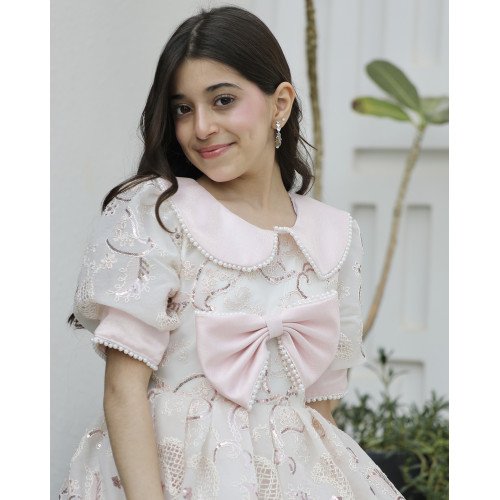 فستان بناتي وردي بفيونكة لؤلؤ وأكمام مرصعة | حين تلتقي الرقة بالفخامة - 1183 فستان بناتي وردي بفيونكة لؤلؤ وأكمام مرصعة | حين تلتقي الرقة بالفخامة - 1183