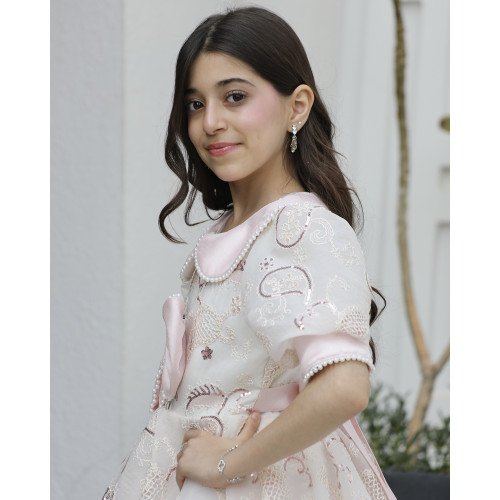 فستان بناتي وردي بفيونكة لؤلؤ وأكمام مرصعة | حين تلتقي الرقة بالفخامة - 1183 فستان بناتي وردي بفيونكة لؤلؤ وأكمام مرصعة | حين تلتقي الرقة بالفخامة - 1183