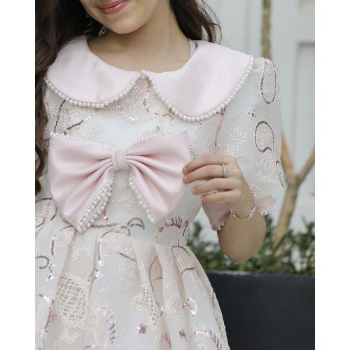 فستان بناتي وردي بفيونكة لؤلؤ وأكمام مرصعة | حين تلتقي الرقة بالفخامة - 1183 فستان بناتي وردي بفيونكة لؤلؤ وأكمام مرصعة | حين تلتقي الرقة بالفخامة - 1183