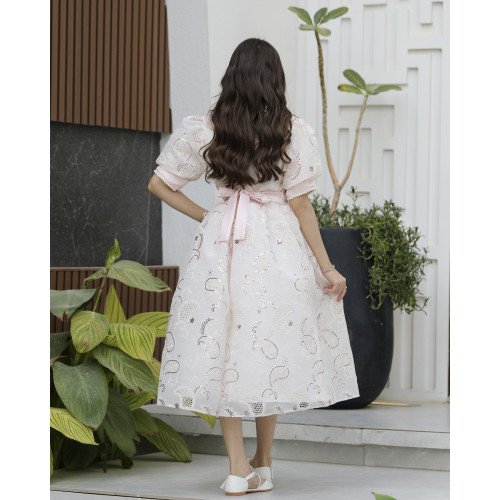 فستان بناتي وردي بفيونكة لؤلؤ وأكمام مرصعة | حين تلتقي الرقة بالفخامة - 1183 فستان بناتي وردي بفيونكة لؤلؤ وأكمام مرصعة | حين تلتقي الرقة بالفخامة - 1183