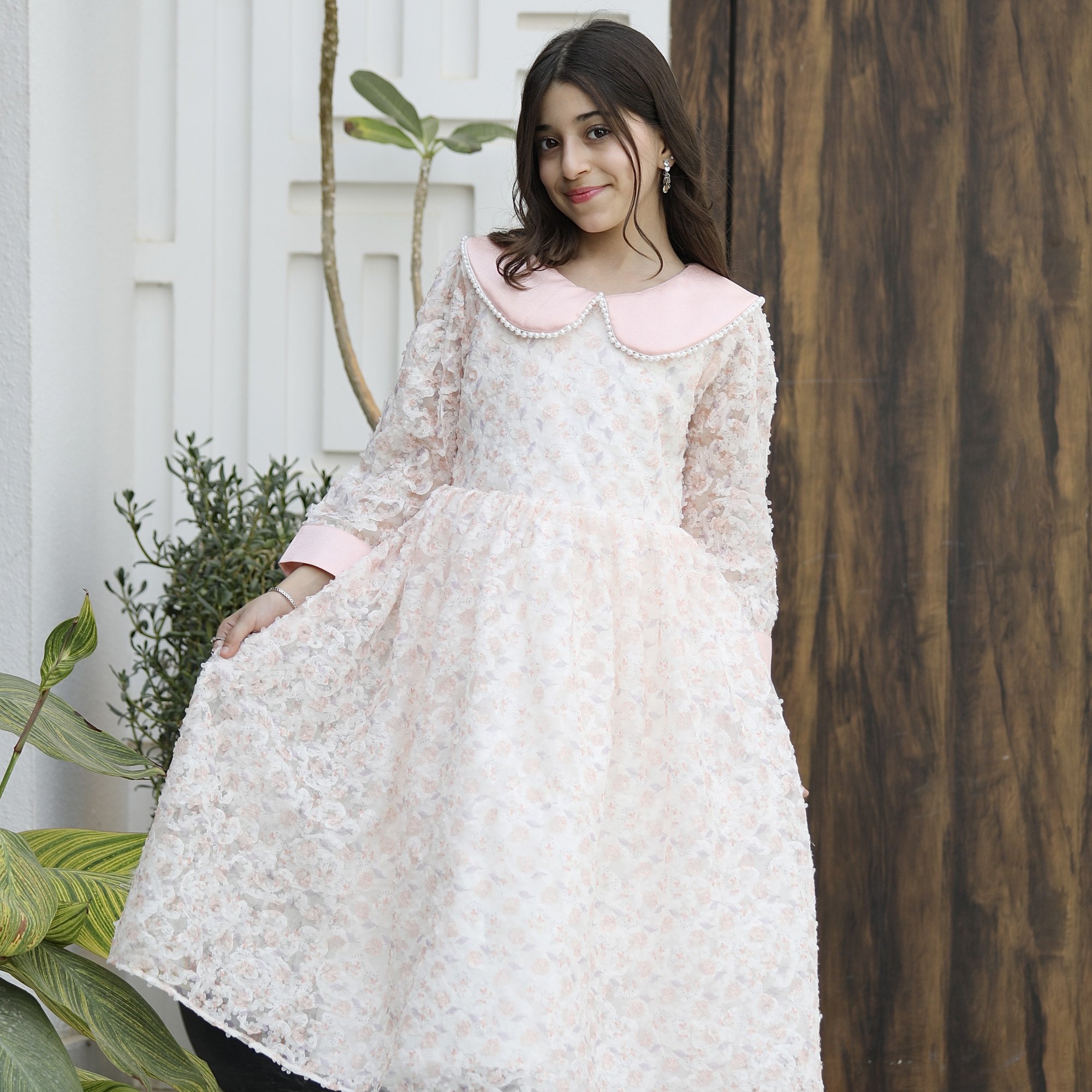 فستان بناتي مشجر وردي بياقة لؤلؤ وحزام خلفي - 557