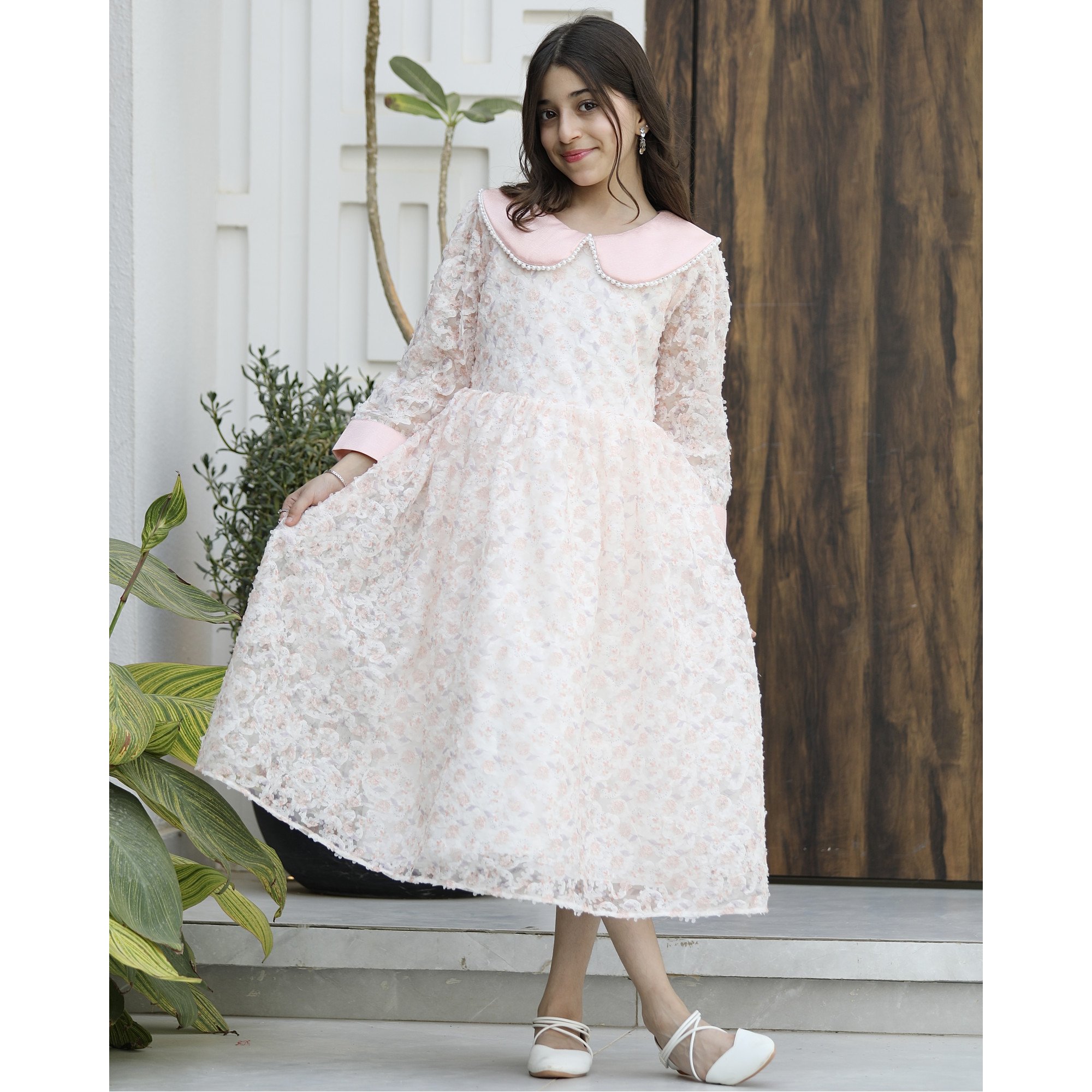 فستان بناتي مشجر وردي بياقة لؤلؤ وحزام خلفي - 557