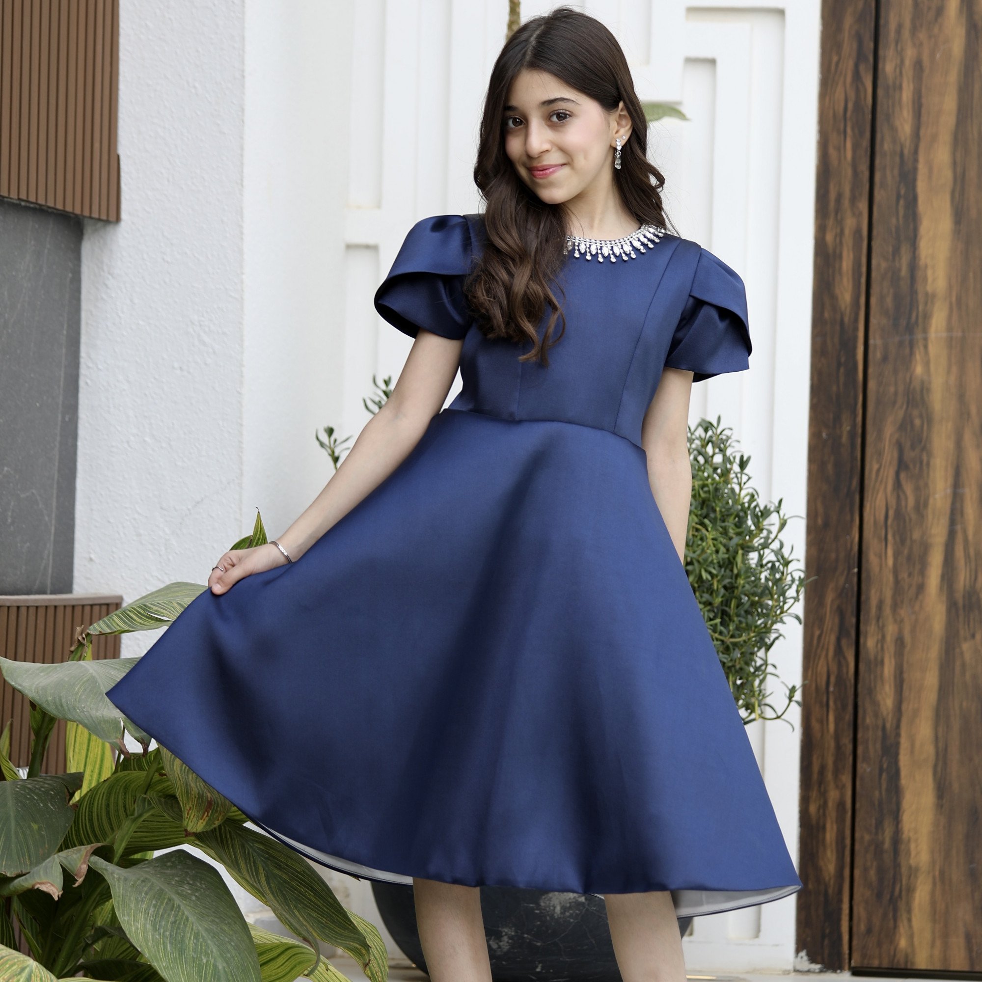 فستان بناتي سهرة ميكادو كحلي باكسسوار رقبة وأكمام مبتكرة - m3797