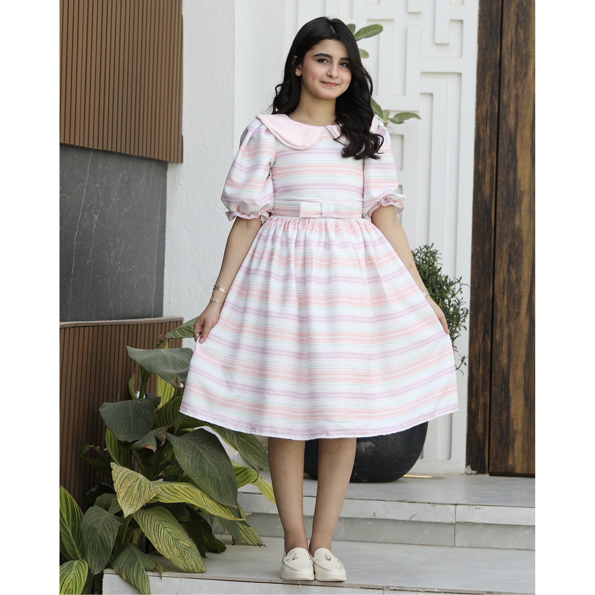 فستان بناتي ملون بخطوط متناسقة وياقة لؤلؤ | تصميم ربطة الخصر - 1148
