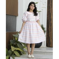 فستان بناتي ملون بخطوط متناسقة وياقة لؤلؤ | تصميم ربطة الخصر - 1148