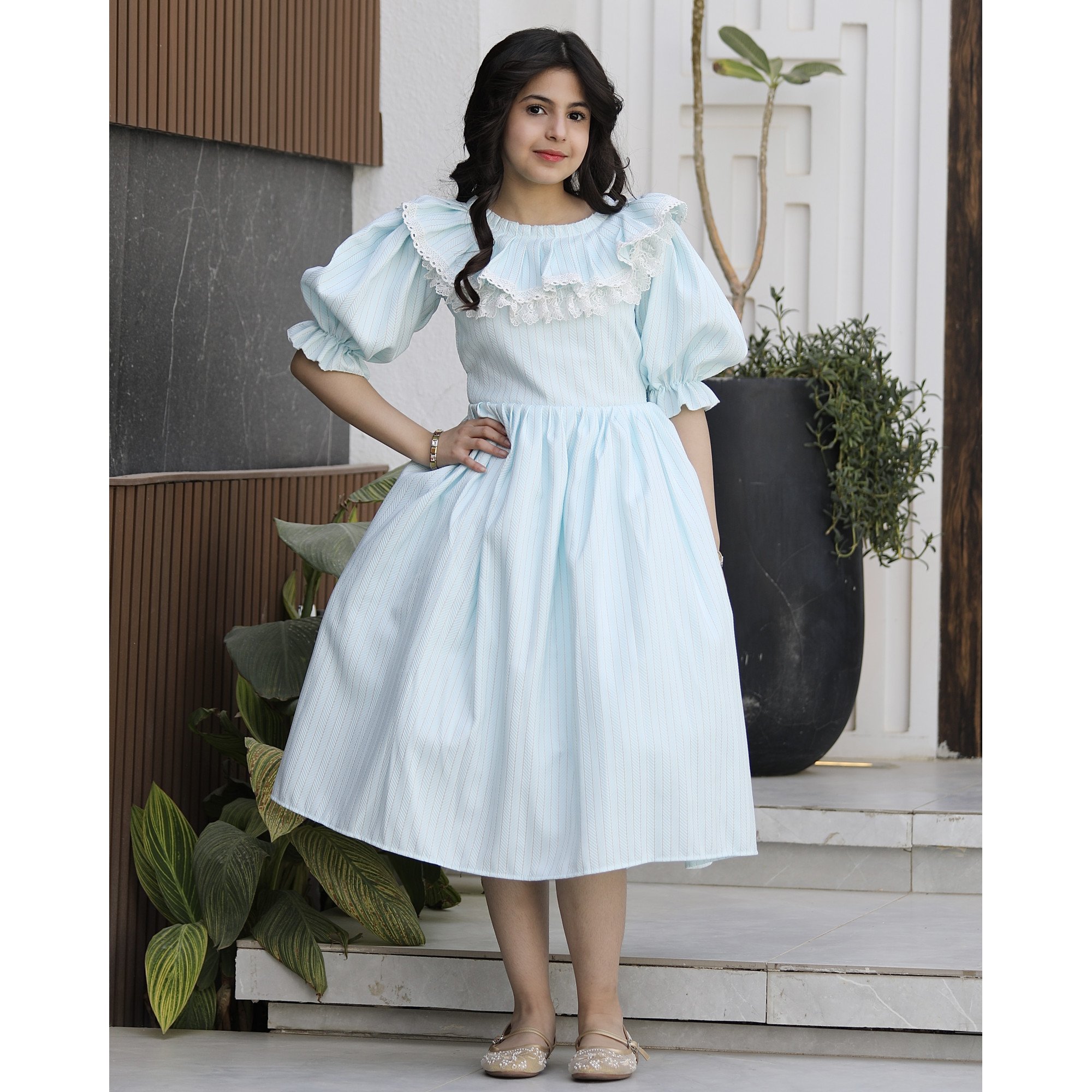 فستان بناتي مقلم بياقة كشكشة انسيابية | ألوان (سماوي، لحمي) - 1143