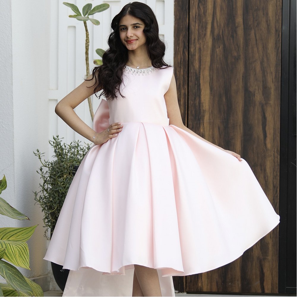 فستان سهرة ميكادو فاخر خربزي | ذيل مرصع وقصة ظهر مميزة مع فيونكة - m3778