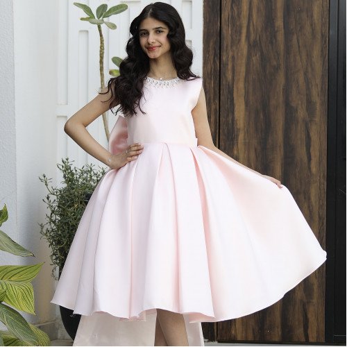 فستان سهرة ميكادو فاخر خربزي | ذيل مرصع وقصة ظهر مميزة مع فيونكة - m3778 فستان سهرة ميكادو فاخر خربزي | ذيل مرصع وقصة ظهر مميزة مع فيونكة - m3778