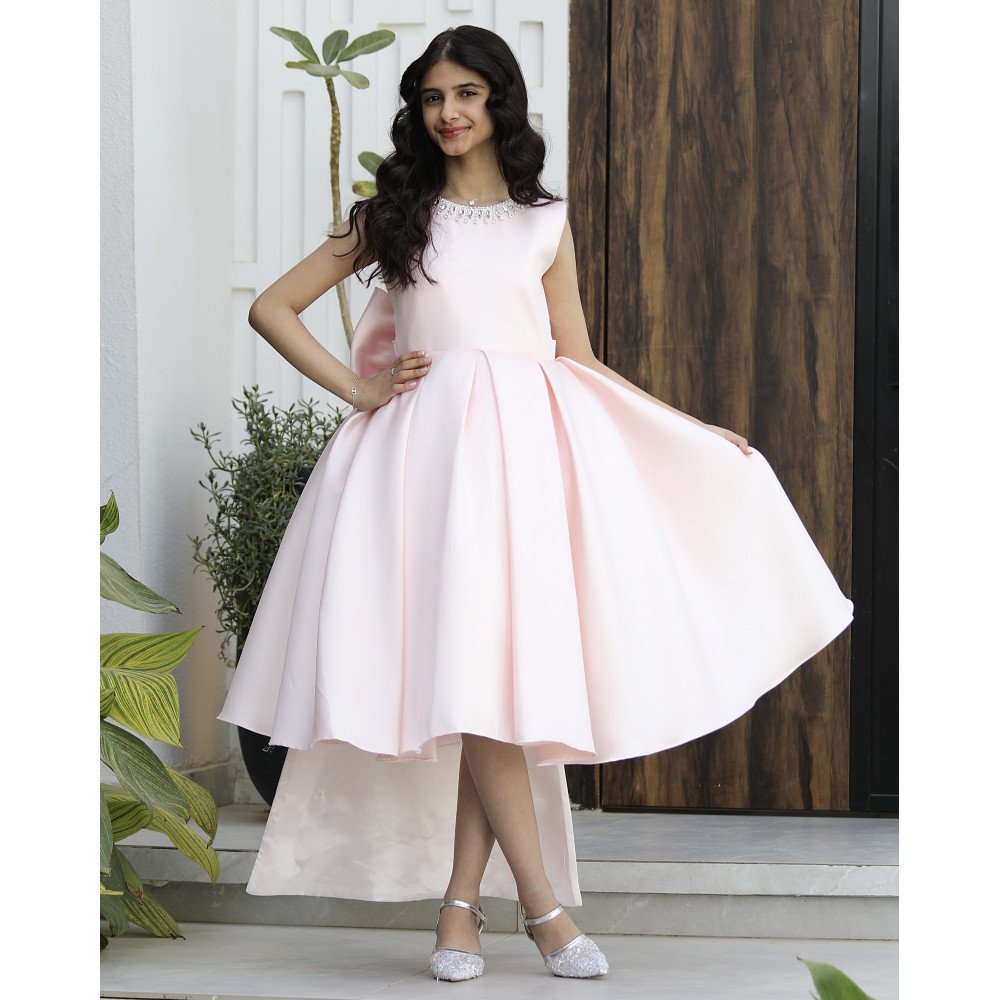 فستان سهرة ميكادو فاخر خربزي | ذيل مرصع وقصة ظهر مميزة مع فيونكة - m3778