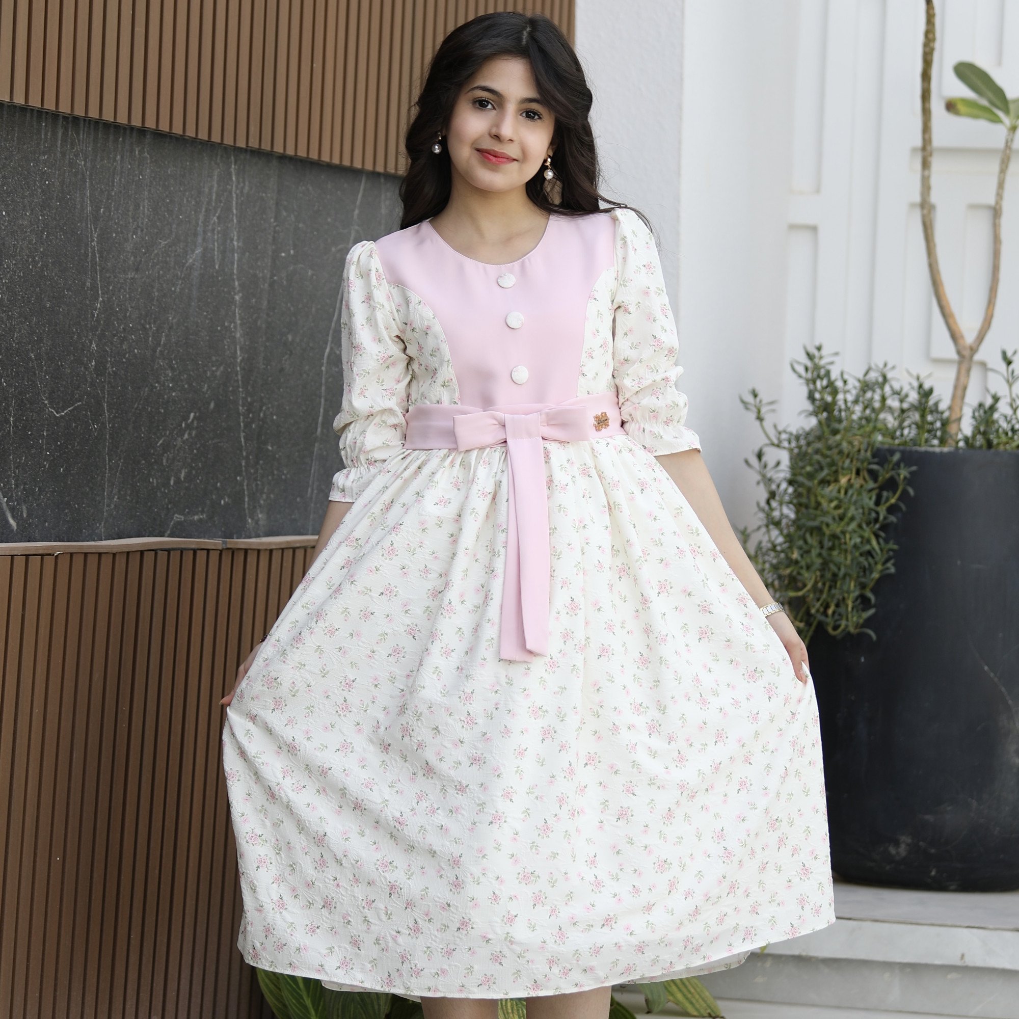 فستان بناتي زهور وردي فاتح بفيونكة خصر حديثة وتصميم فريد | سحر التجدد - 1155