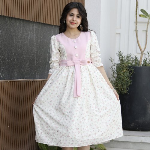 فستان بناتي زهور وردي فاتح بفيونكة خصر حديثة وتصميم فريد | سحر التجدد - 1155