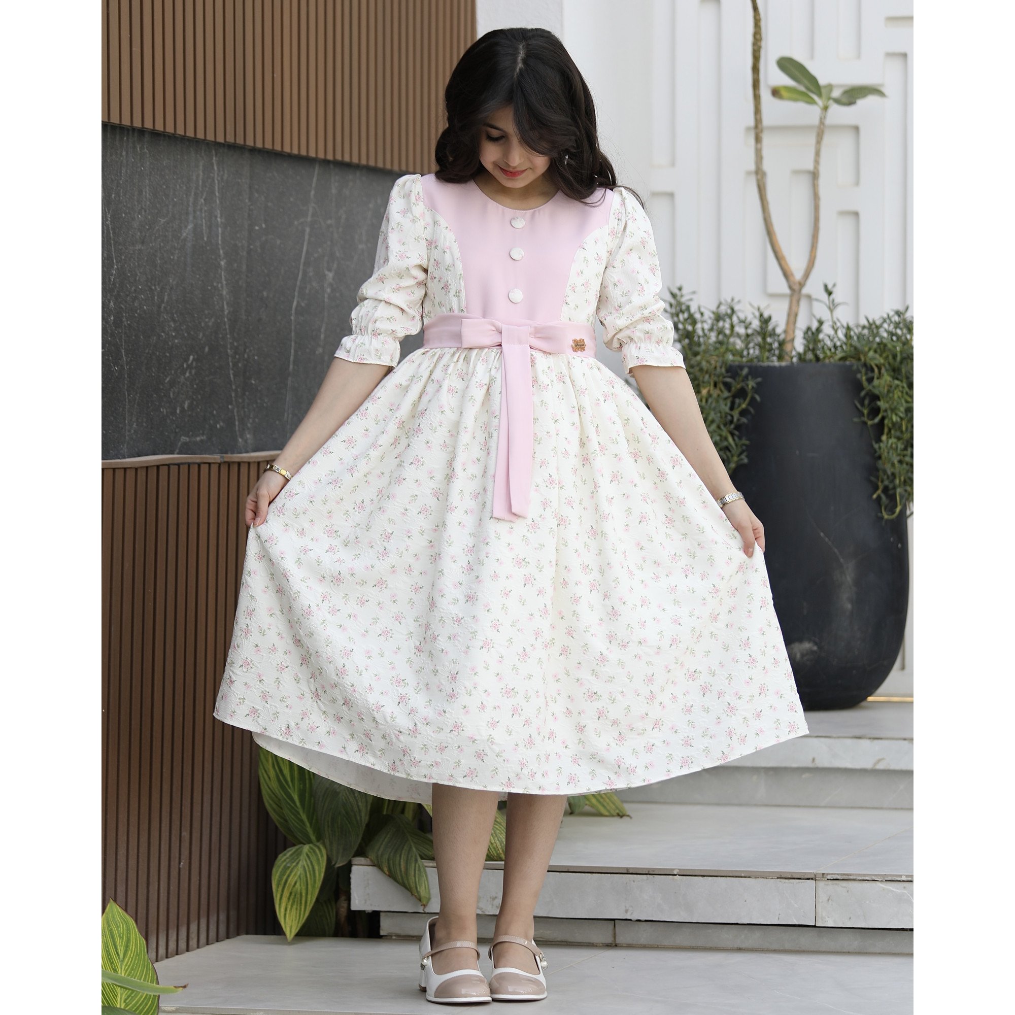 فستان بناتي زهور وردي فاتح بفيونكة خصر حديثة وتصميم فريد | سحر التجدد - 1155