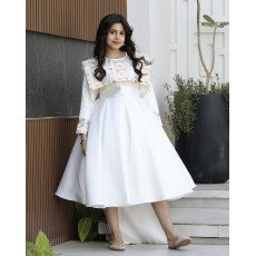 فستان بناتي ميكادو بتطريز دلعة ملونة وذيل طويل مطرز - m3802