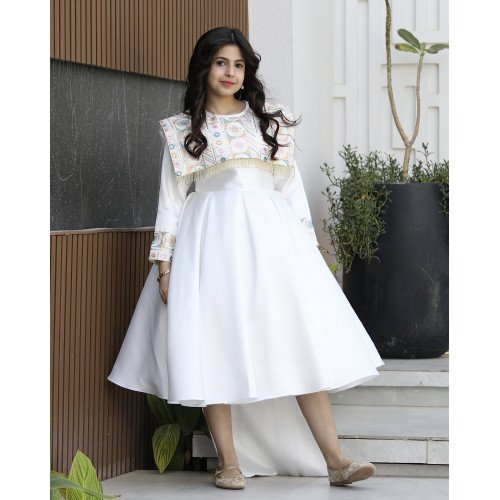 فستان بناتي ميكادو بتطريز دلعة ملونة وذيل طويل مطرز - m3802