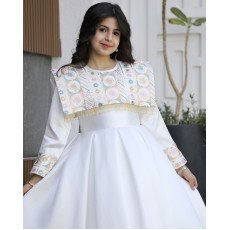 فستان بناتي ميكادو بتطريز دلعة ملونة وذيل طويل مطرز - m3802