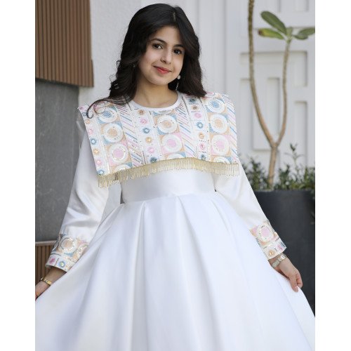 فستان بناتي ميكادو بتطريز دلعة ملونة وذيل طويل مطرز - m3802