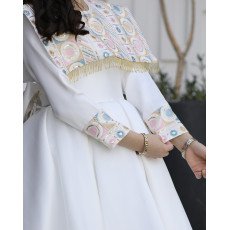 فستان بناتي ميكادو بتطريز دلعة ملونة وذيل طويل مطرز - m3802