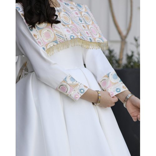 فستان بناتي ميكادو بتطريز دلعة ملونة وذيل طويل مطرز - m3802