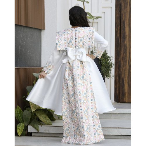 فستان بناتي ميكادو بتطريز دلعة ملونة وذيل طويل مطرز - m3802