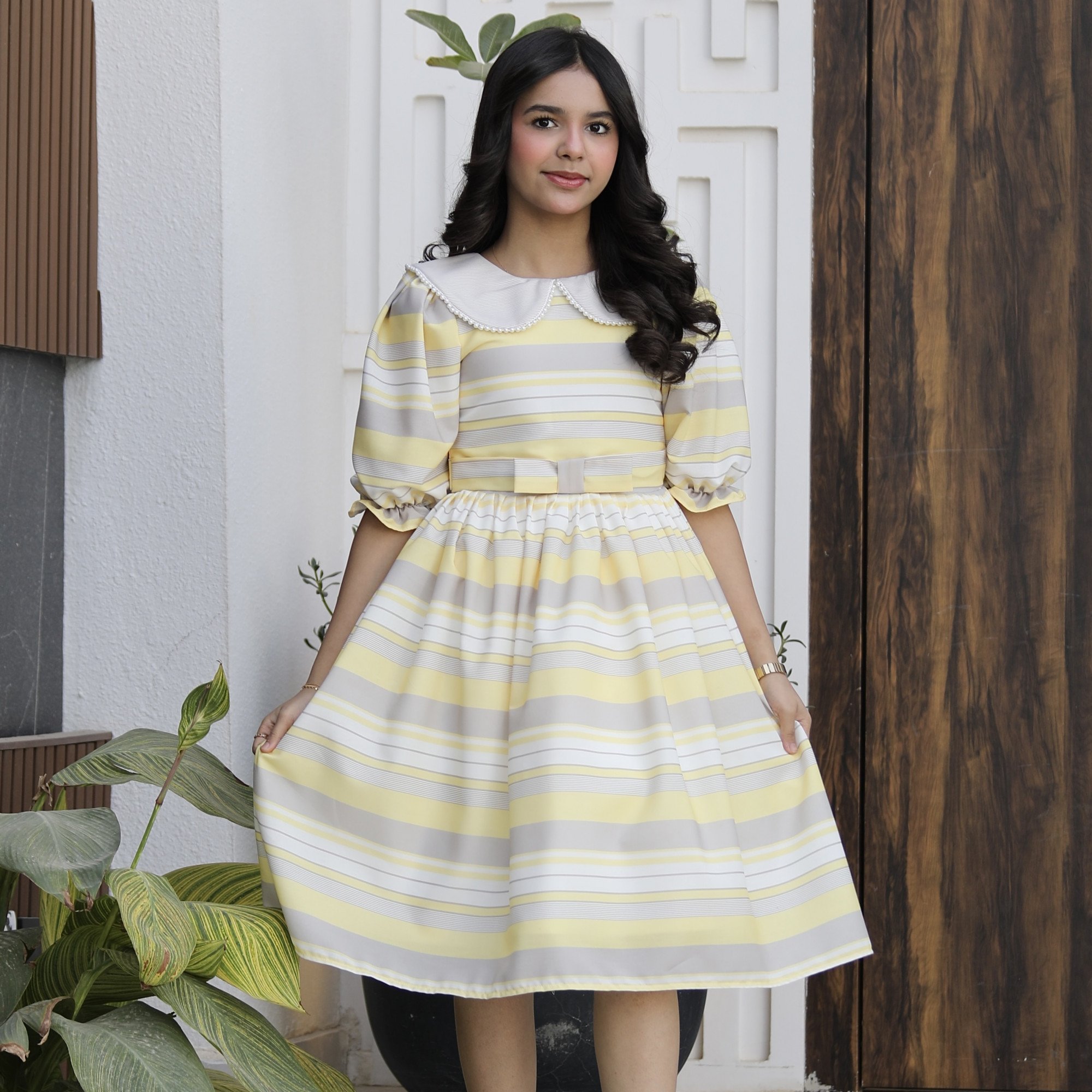 فستان بناتي مخطط أصفر ورمادي بياقة لؤلؤ | إطلالة كلاسيكية - 1149