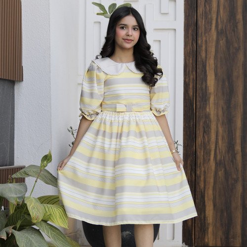 فستان بناتي مخطط أصفر ورمادي بياقة لؤلؤ | إطلالة كلاسيكية - 1149 فستان بناتي مخطط أصفر ورمادي بياقة لؤلؤ | إطلالة كلاسيكية - 1149