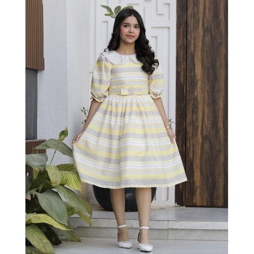 فستان بناتي مخطط أصفر ورمادي بياقة لؤلؤ | إطلالة كلاسيكية - 1149 فستان بناتي مخطط أصفر ورمادي بياقة لؤلؤ | إطلالة كلاسيكية - 1149