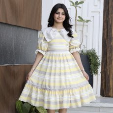 فستان بناتي مخطط أصفر ورمادي بياقة فيونكة منسدلة وكشكشة - 1152 فستان بناتي مخطط أصفر ورمادي بياقة فيونكة منسدلة وكشكشة - 1152