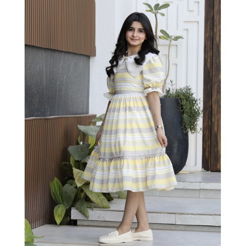 فستان بناتي مخطط أصفر ورمادي بياقة فيونكة منسدلة وكشكشة - 1152 فستان بناتي مخطط أصفر ورمادي بياقة فيونكة منسدلة وكشكشة - 1152