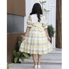 فستان بناتي مخطط أصفر ورمادي بياقة فيونكة منسدلة وكشكشة - 1152 فستان بناتي مخطط أصفر ورمادي بياقة فيونكة منسدلة وكشكشة - 1152