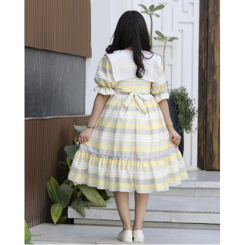 فستان بناتي مخطط أصفر ورمادي بياقة فيونكة منسدلة وكشكشة - 1152 فستان بناتي مخطط أصفر ورمادي بياقة فيونكة منسدلة وكشكشة - 1152