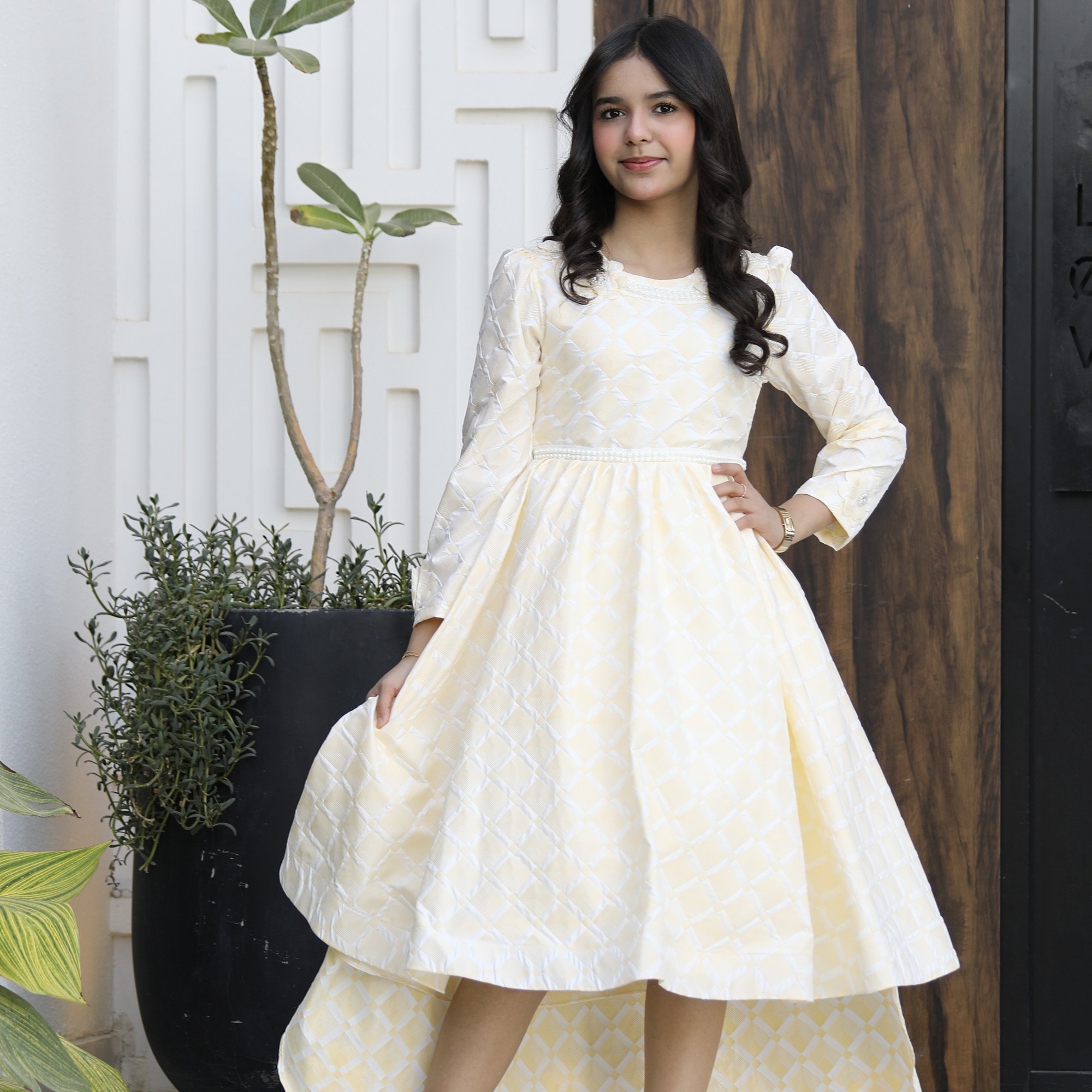 فستان بناتي أصفر مرصع باللؤلؤ والورود | قصة هاي لو مع ذيل - 1185