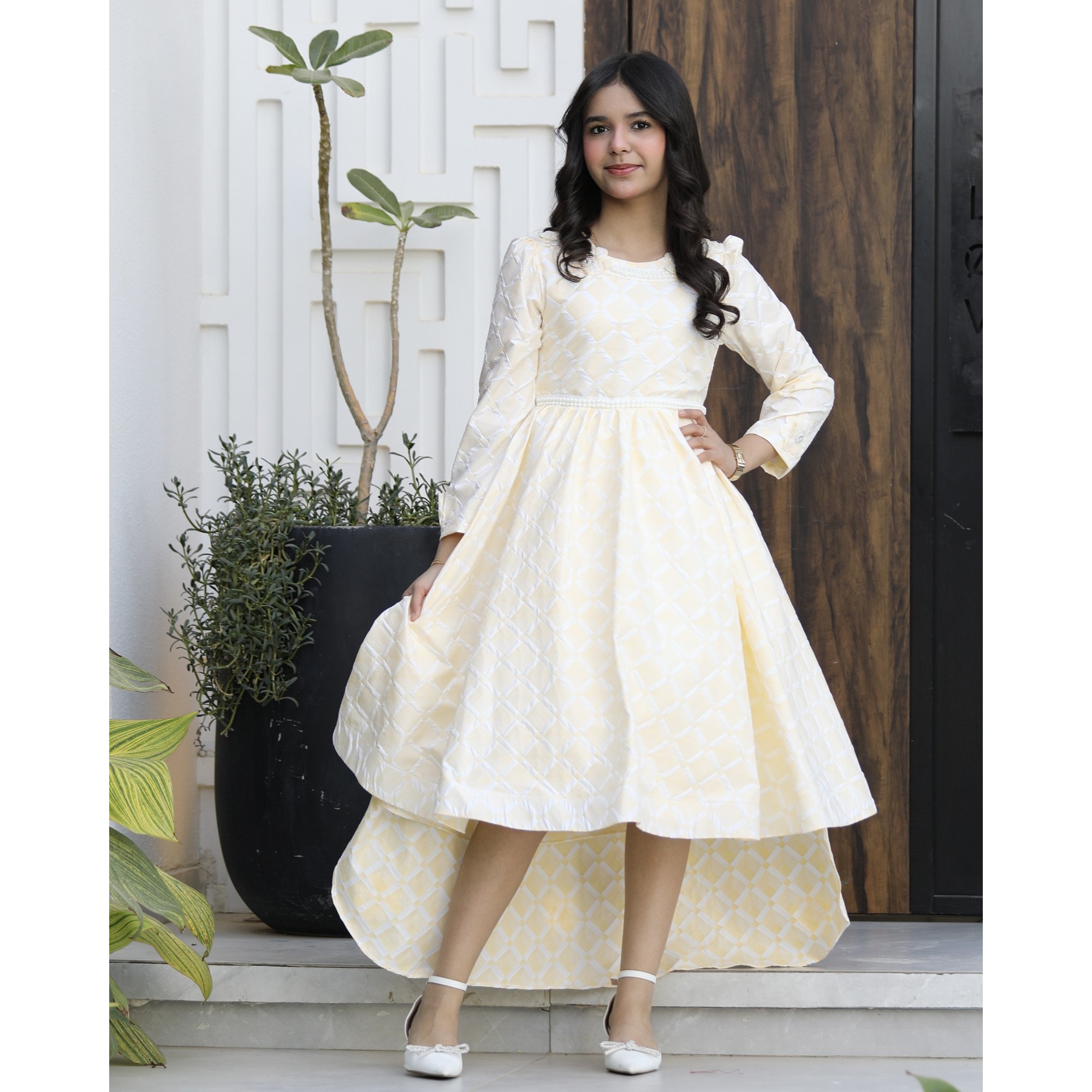 فستان بناتي أصفر مرصع باللؤلؤ والورود | قصة هاي لو مع ذيل - 1185