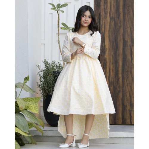 فستان بناتي أصفر مرصع باللؤلؤ والورود | قصة هاي لو مع ذيل - 1185 فستان بناتي أصفر مرصع باللؤلؤ والورود | قصة هاي لو مع ذيل - 1185