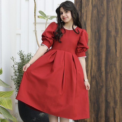 فستان بناتي الأحمر مرصع باللؤلؤ على الياقة والأكمام - 1167 فستان بناتي الأحمر مرصع باللؤلؤ على الياقة والأكمام - 1167